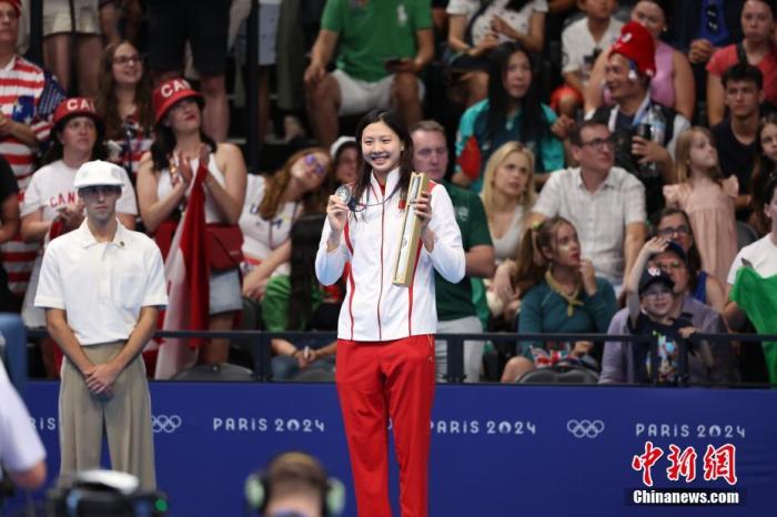 三方同框的温暖合影彰显体育改变世界的力量与