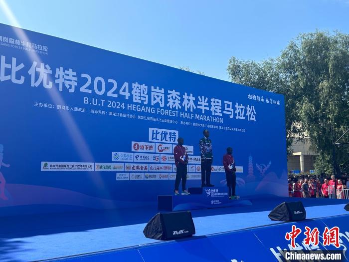 国际选手领跑鹤岗森林半程马拉松 森林赛道引热