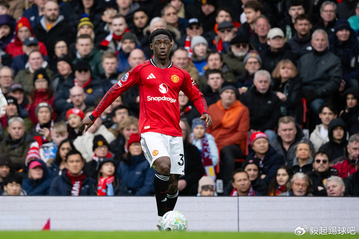 曼联今夏引援计划明确：左后卫与中场目标锁定