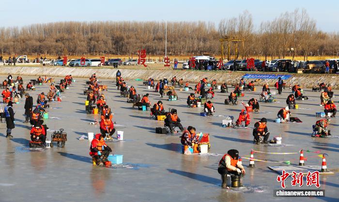 首届京津冀潮白河冰钓大赛开赛 体育旅游乡村融